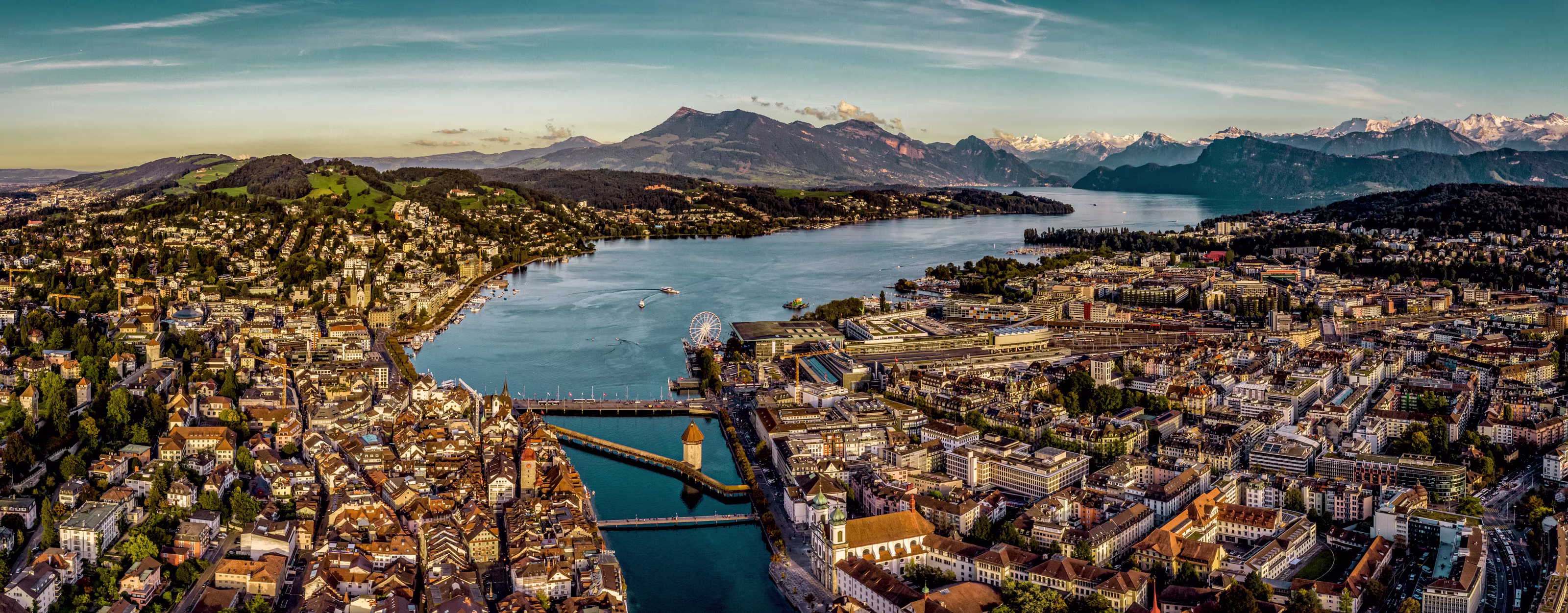 Vue aérienne de Lucerne et de son lac