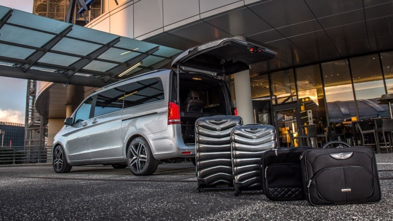 Van avec bagages devant un hôtel
