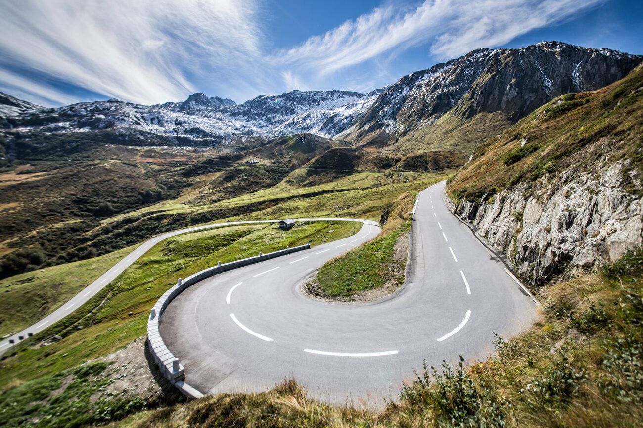 Route de col sinueuse dans les Alpes suisses